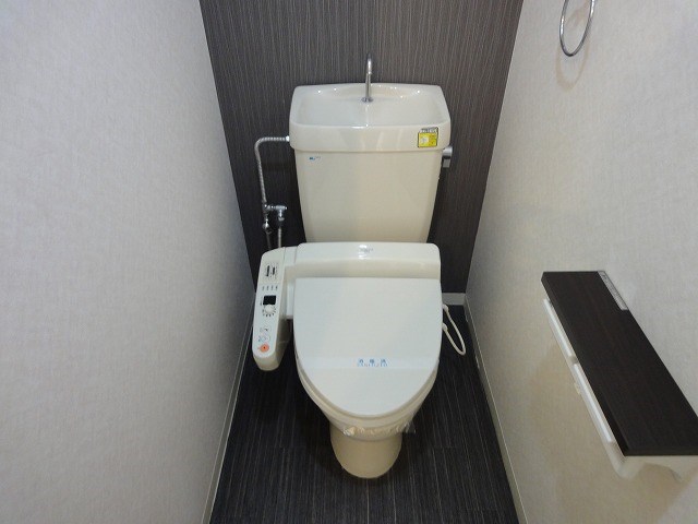 トイレ　同マンション別タイプ写真