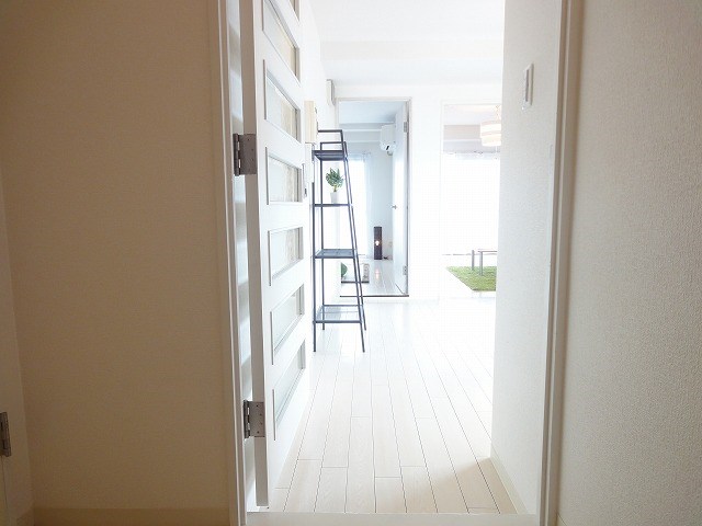玄関　同マンション別タイプ写真