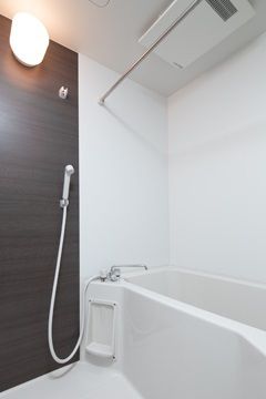 バス・シャワールーム　コンパクトで使いやすいお風呂です