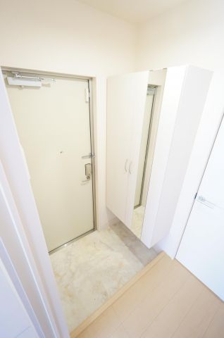 玄関　※同物件・反転タイプの写真です。