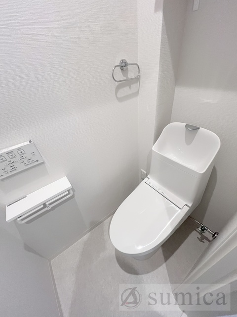 トイレ　人気アイテムの温水洗浄便座。清潔感のあるトイレです。