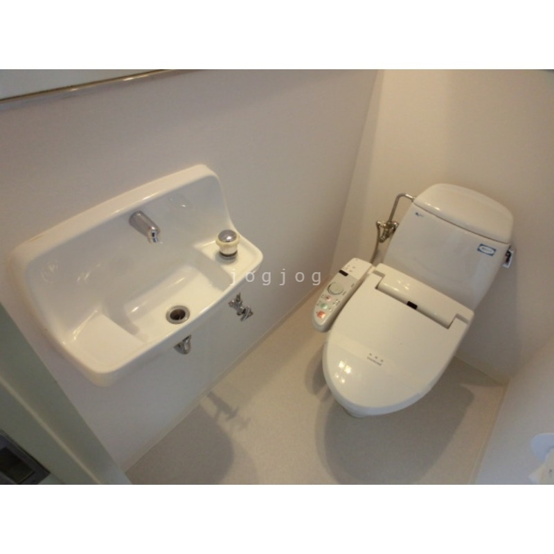 トイレ　嬉しい温水洗浄便座付きのトイレです。