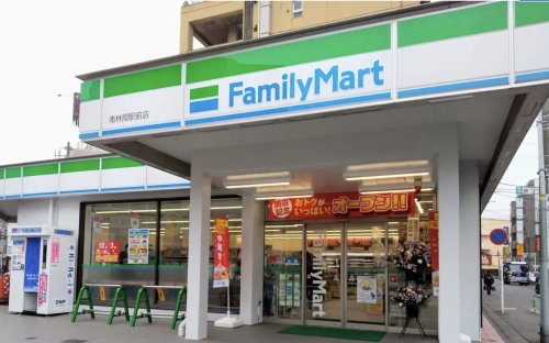 コンビニ　ファミリーマート 南林間駅前店（コンビニ）まで93m