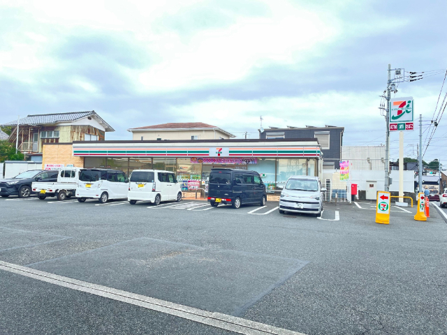 コンビニ　セブンイレブン沼津西沢田店（コンビニ）まで308m
