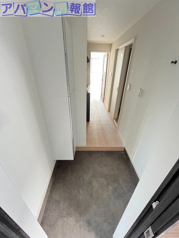 Rooms万代5の玄関写真