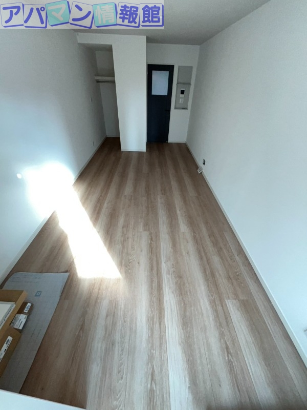 Rooms万代5の居間写真