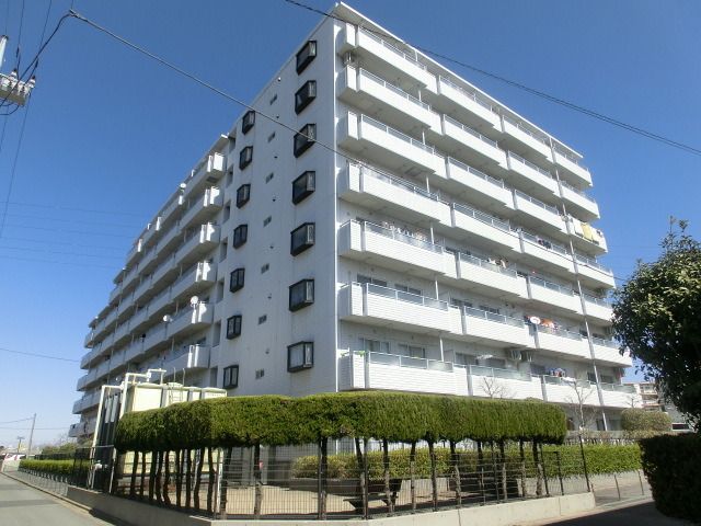 建物外観　外壁タイル張りのマンションです