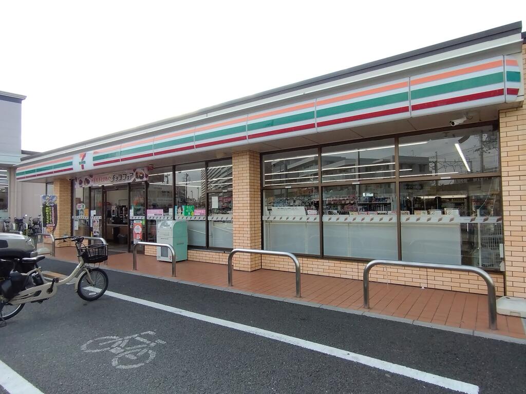 コンビニ　セブンイレブン西新井駅東店（コンビニ）まで354m