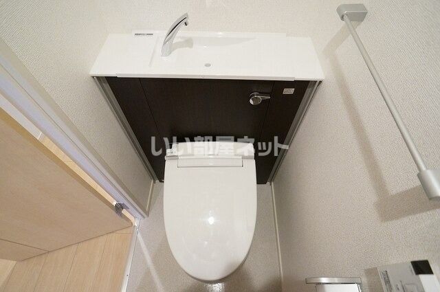 東武宇都宮線 西川田駅 徒歩6分 6階建 築9年のトイレ写真