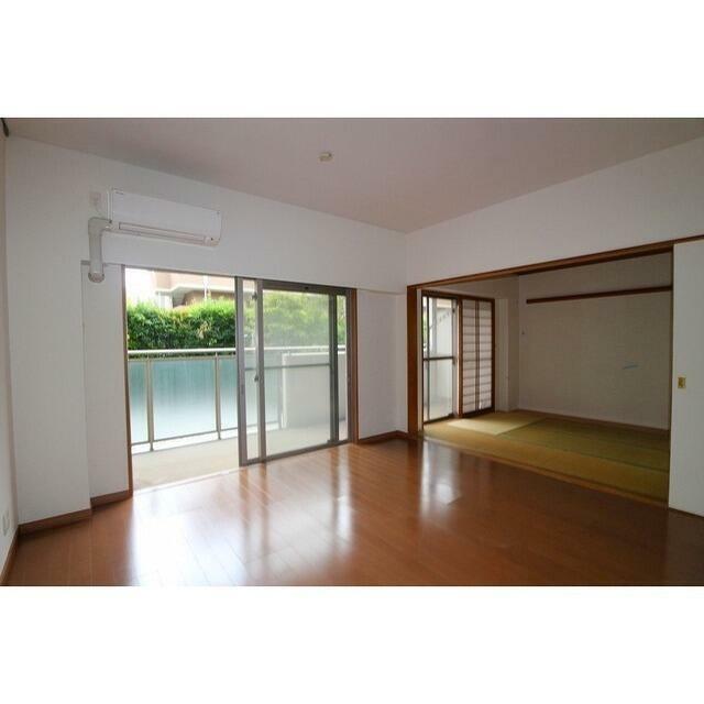 アソシエール中野 壱番館の居間写真