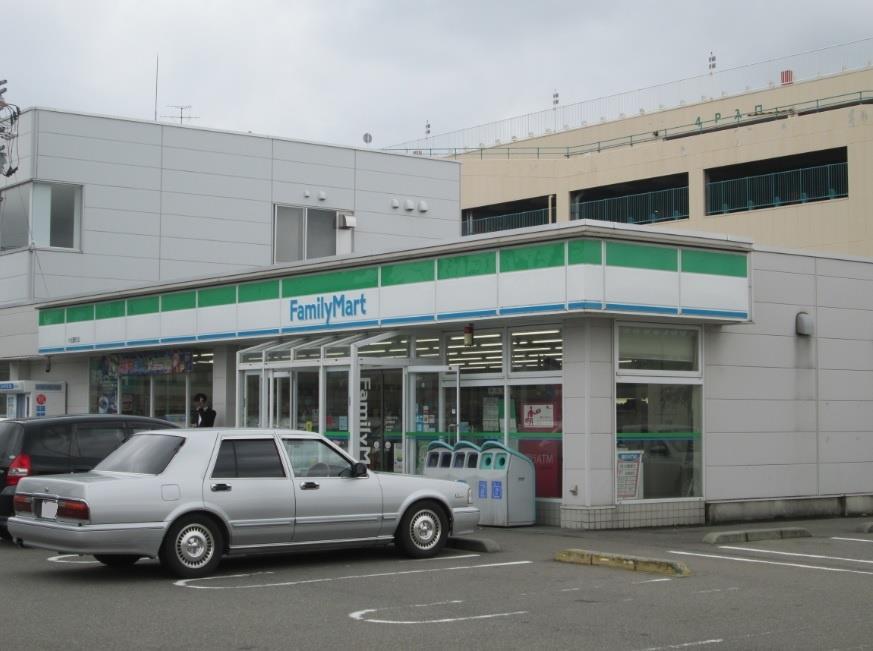 コンビニ　ファミリーマート 小松園町店（コンビニ）まで712m