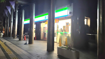 コンビニ　ファミリーマート札幌南7条西3丁目店（コンビニ）まで73m