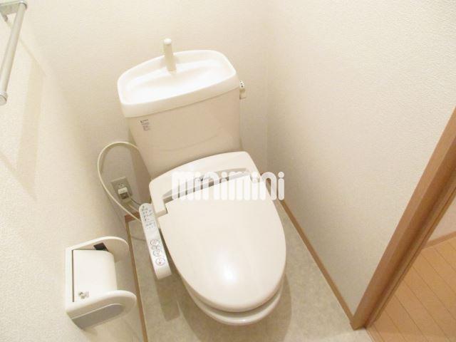 トイレ　手洗い、棚、温水洗浄便座付きのトイレです