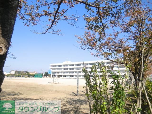 小学校　三郷市立前間小学校（小学校）まで572m