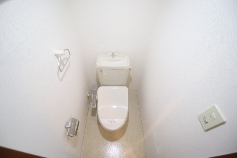トイレ　温水洗浄便座つきのトイレです
