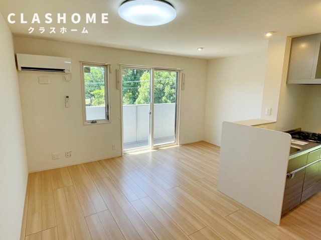 居室・リビング　同物件の別部屋になります。