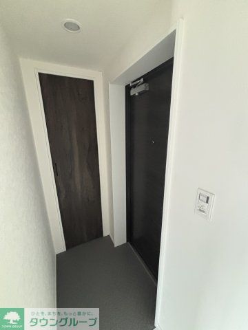 玄関　★奇数階・偶数階で木材や壁の色が異なります。