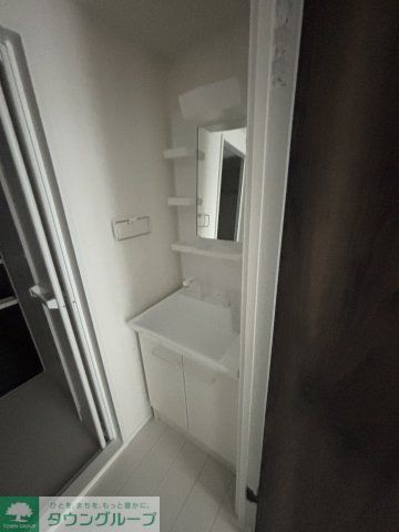 洗面設備　★奇数階・偶数階で木材や壁の色が異なります。