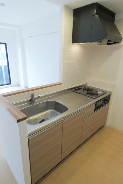 キッチン　同タイプ、別部屋の写真です。