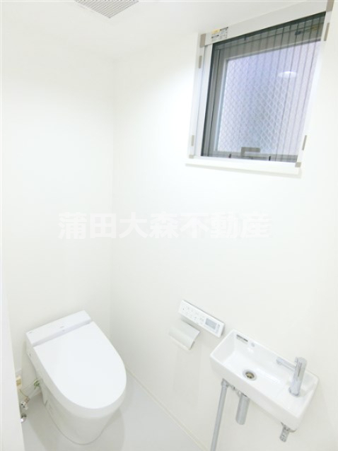 トイレ　窓と手洗い温水洗浄便座付きのタンクレストイレ