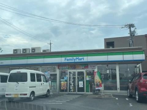 コンビニ　ファミリーマート 中川十一番町店（コンビニ）まで522m