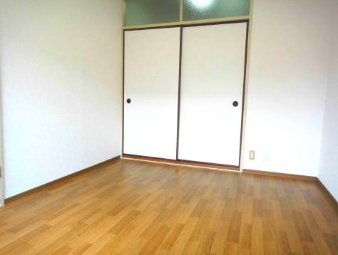 その他部屋・スペース　寝食を分けて使える1DKタイプ。明るい陽射しの入る寝室です。