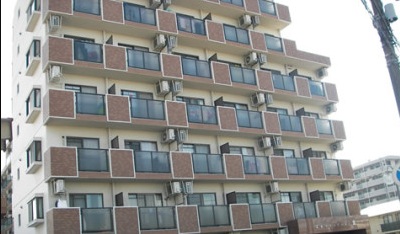 建物外観　鉄筋コンクリート7階建ての建物です。