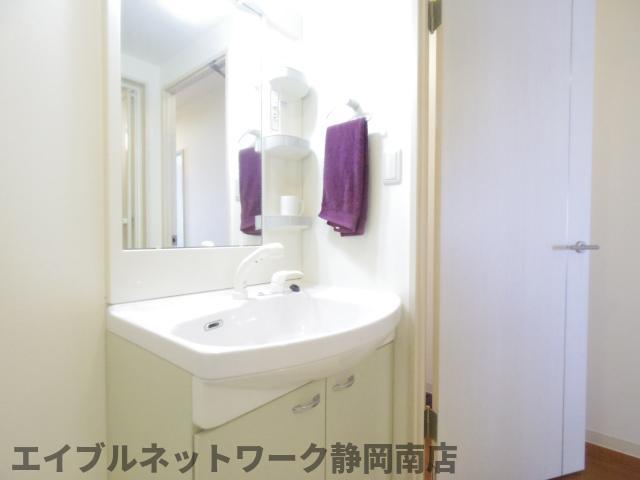 洗面設備　ゆったりとスペースのある洗面所