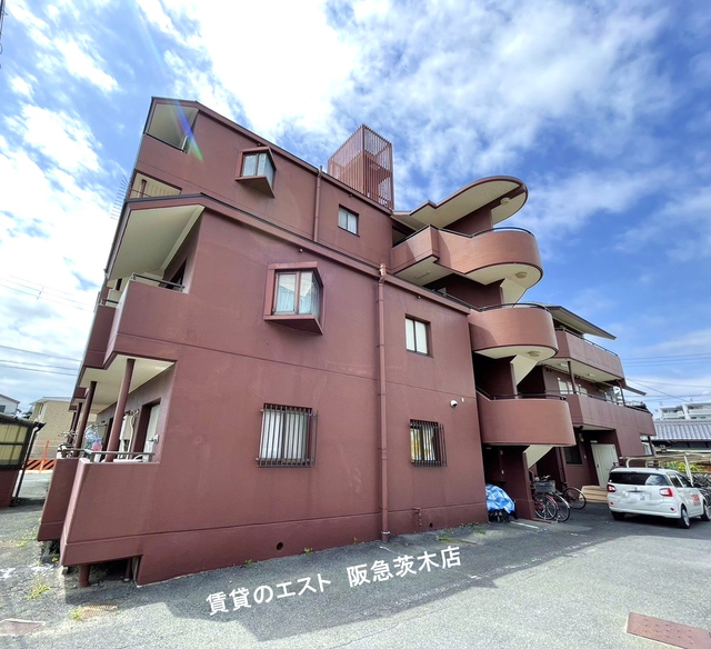 茨木市沢良宜西のマンションの建物外観