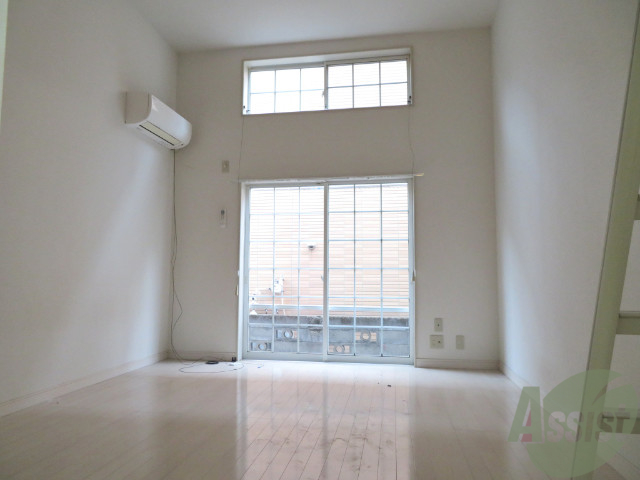 居室・リビング　８．５帖の洋室です。広々として、きれいですね。