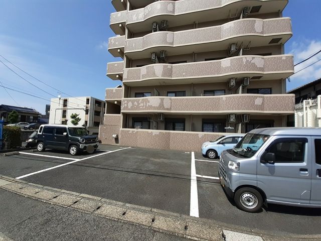 【北九州市八幡西区三ケ森のマンションの駐車場】