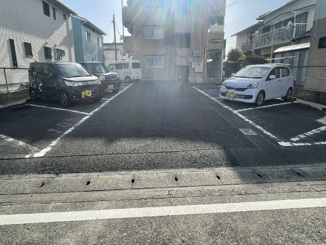 【浜松市中央区天龍川町のマンションの駐車場】