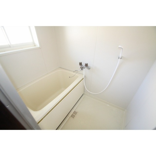 バス・シャワールーム　換気しやすい窓付き浴室