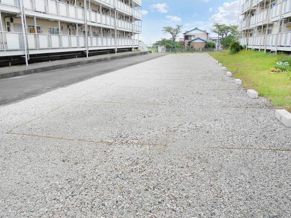 【ビレッジハウス塔野地1号棟の駐車場】