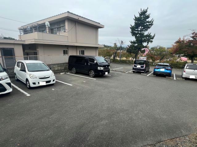 【郡山市開成のアパートの駐車場】