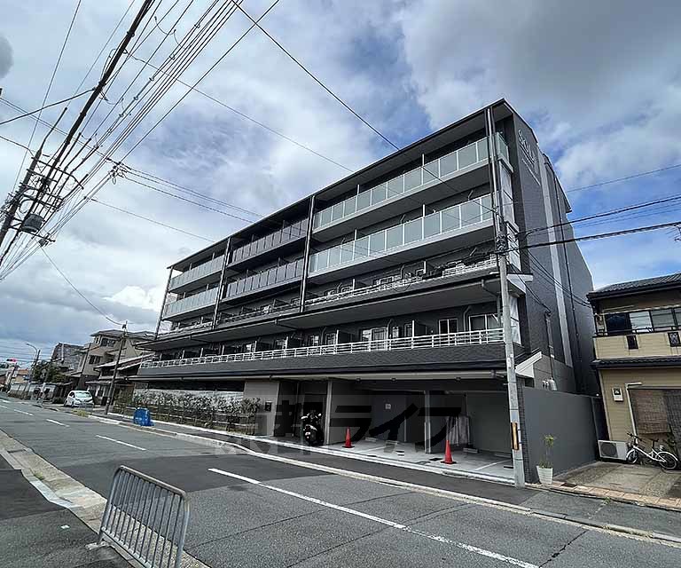 京都市南区八条寺内町のマンションの建物外観