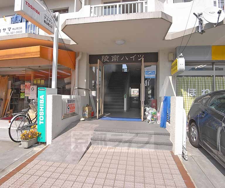 エントランス　階段もきれいにされてます。