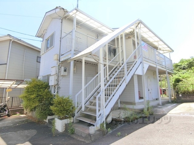 京田辺市三山木南山のアパートの建物外観