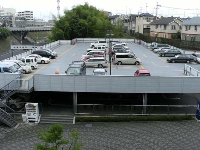 【オクトス市ケ尾の駐車場】