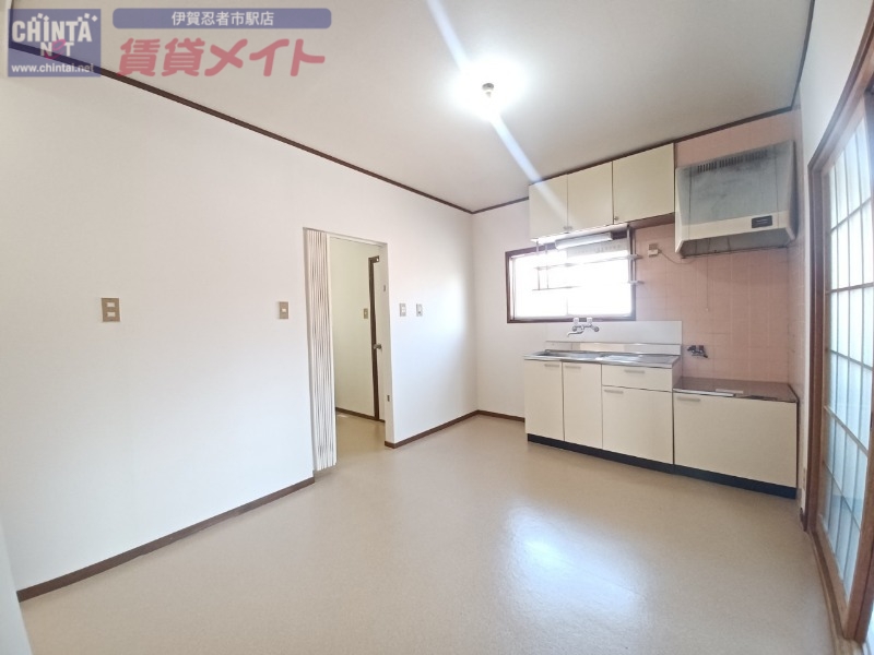 居室・リビング　明るいリビングスペース