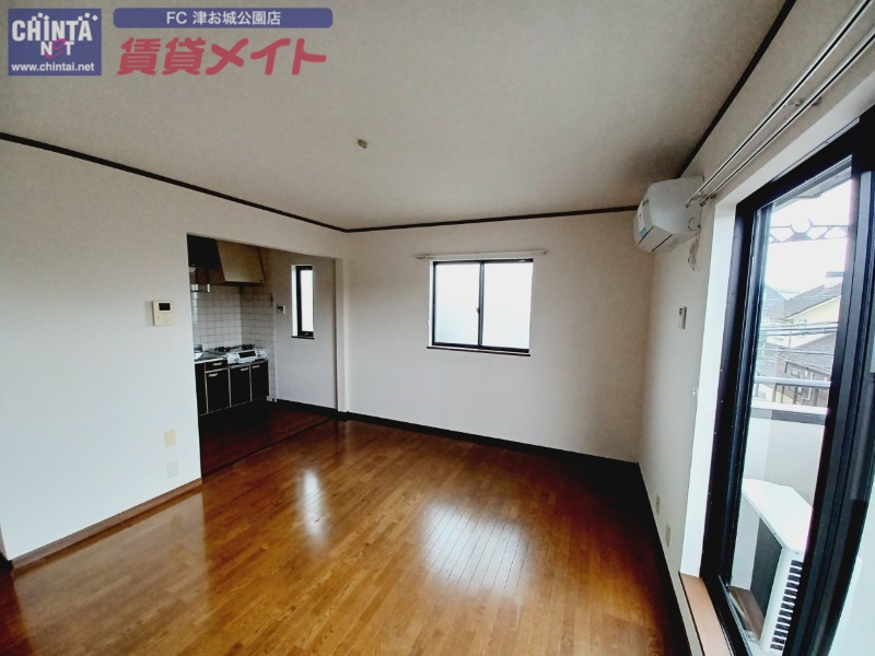 居室・リビング　同物件別室写真