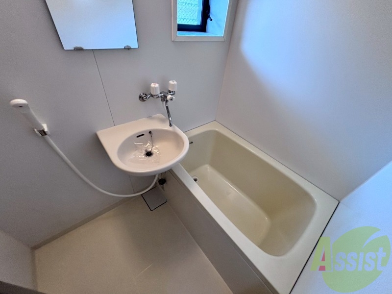 バス・シャワールーム　こちらはバスルームになります。丁度いい広さですね。