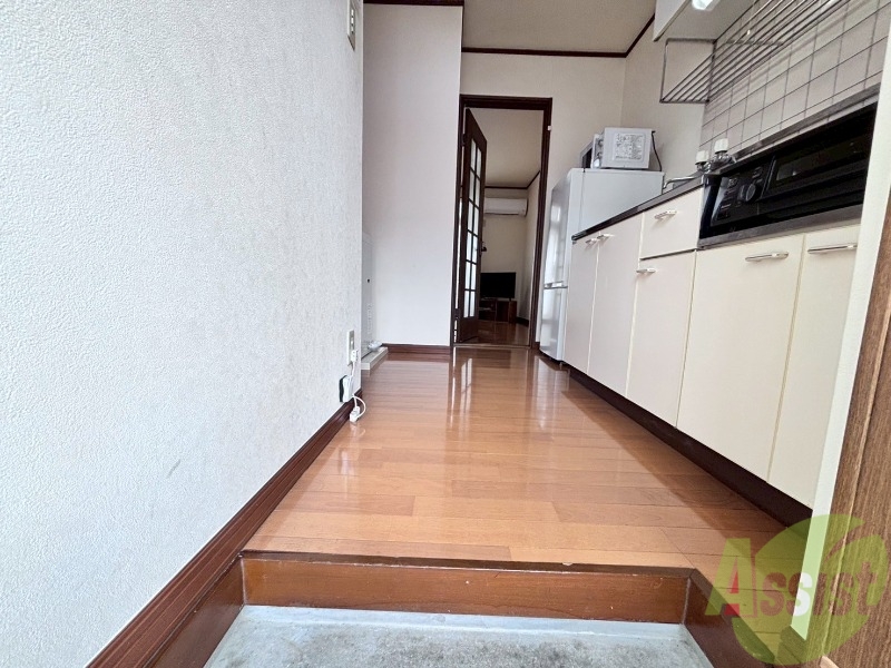 玄関　こちらは玄関になります。照明設備もございます。