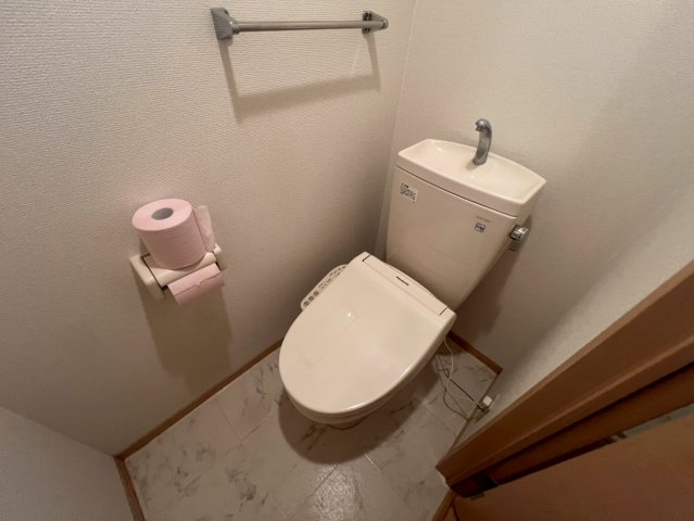 トイレ　温水洗浄便座