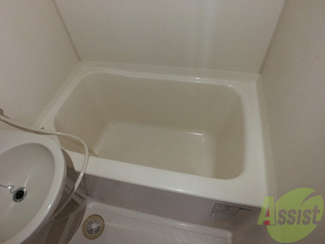 バス・シャワールーム　白くきれいな浴室です、シンプルで使い易い作りになっています