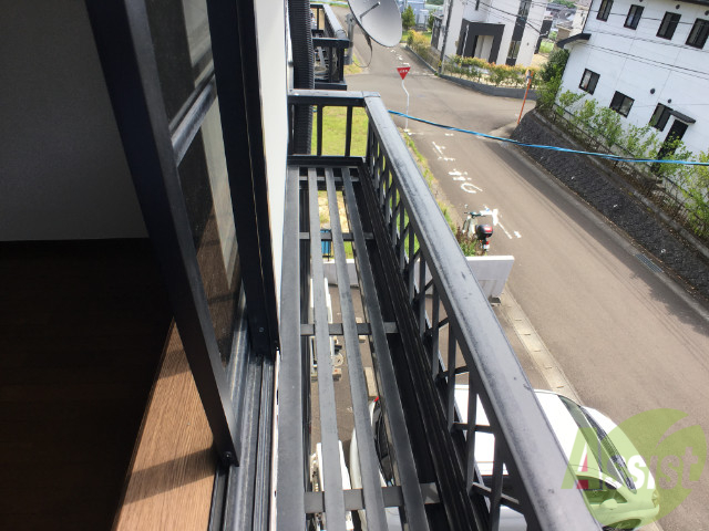 バルコニー　リビング正面の出窓は陽の光もよく入り気持ちがいいです