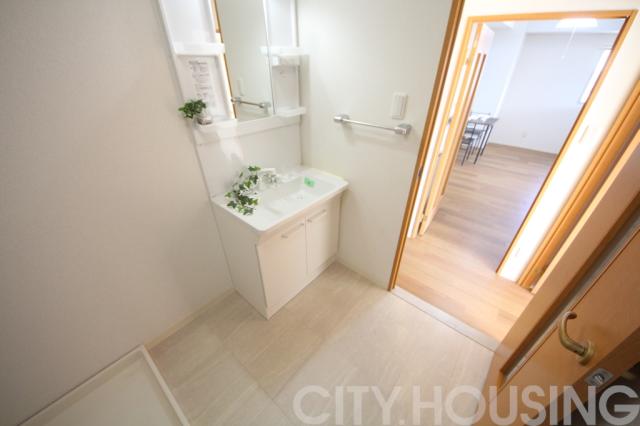 洗面設備　※モデルルームで、家具は展示用です。