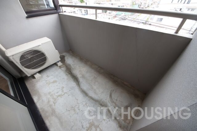 バルコニー　※モデルルームで、家具は展示用です。