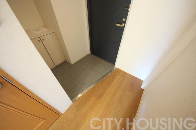 玄関　※モデルルームで、家具は展示用です。