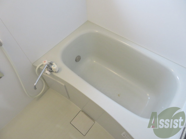 バス・シャワールーム　とても広いお風呂です。足もゆっくり伸ばせますね